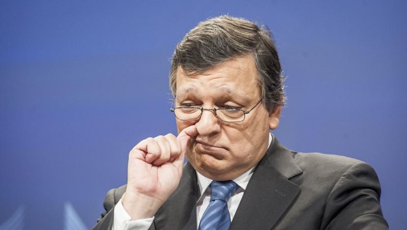 FOTO! José Manuel Barroso, surprins cu degetul in nas la summitul UE