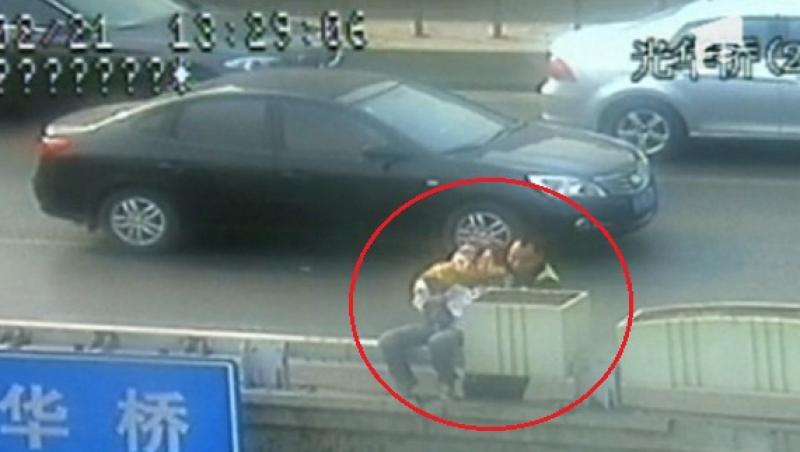 VIDEO! Salvare dramatica in China: O femeie a vrut sa se arunce de pe un pod, cu tot cu copilul ei