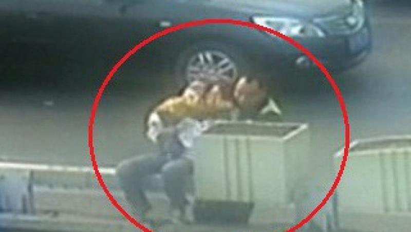 VIDEO! Salvare dramatica in China: O femeie a vrut sa se arunce de pe un pod, cu tot cu copilul ei