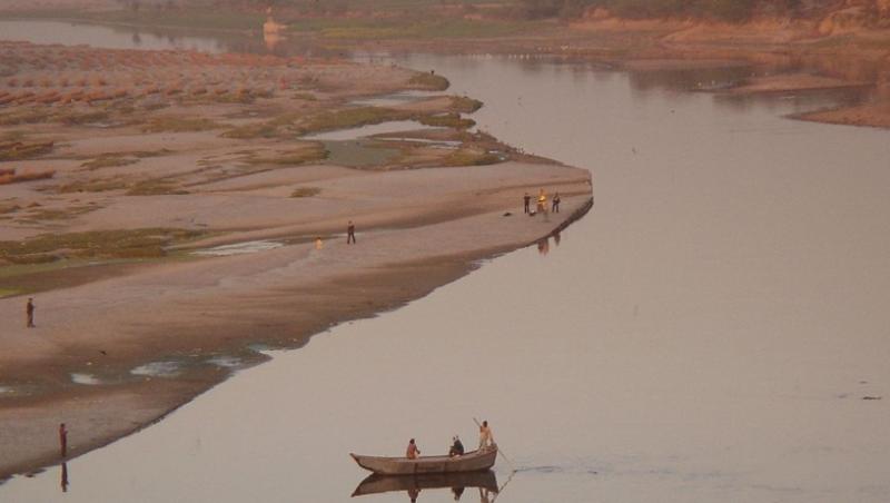 Un fluviu major care izvoraste in China seaca fara un motiv aparent in India