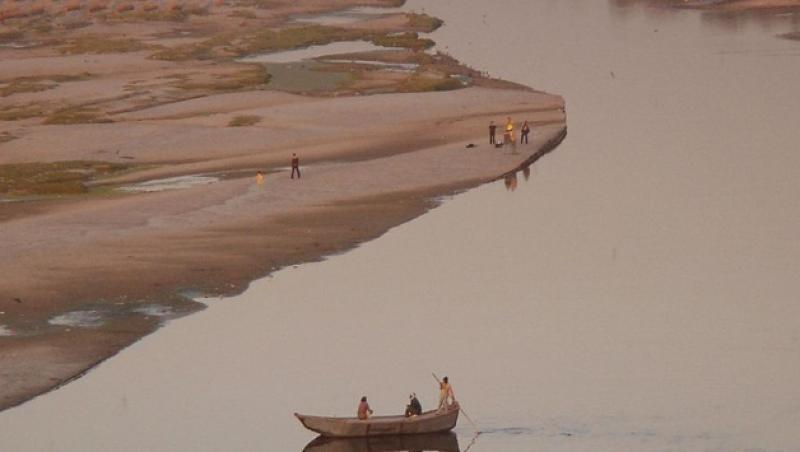Un fluviu major care izvoraste in China seaca fara un motiv aparent in India