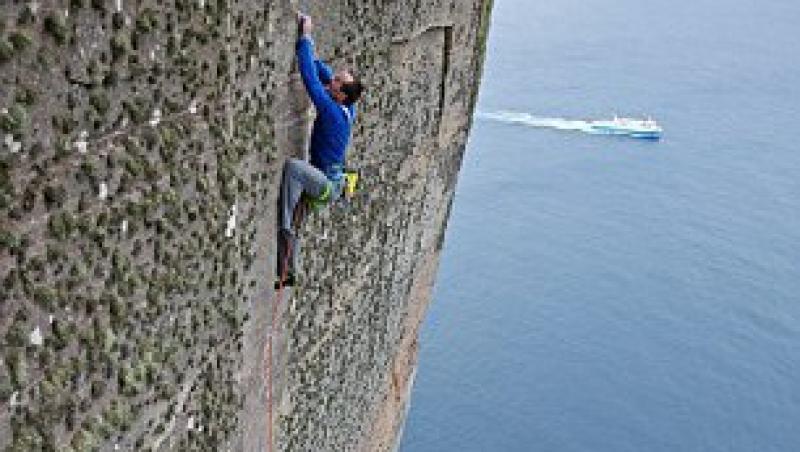 FOTO! Vezi unde se catara cel mai curajos alpinist din lume!