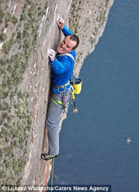 FOTO! Vezi unde se catara cel mai curajos alpinist din lume!