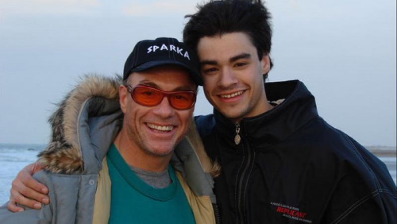 FOTO! Aschia nu sare departe de trunchi: uite ce muschi are fiul lui Van Damme!