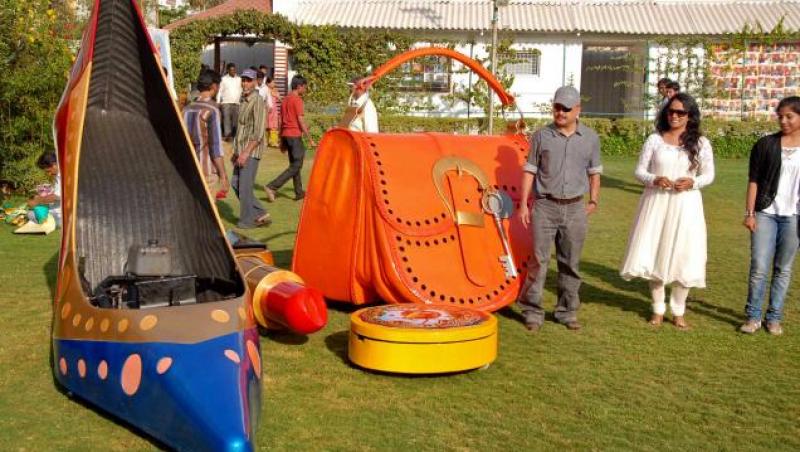 India: Un barbat a construit o masina sub forma de pantof cu toc