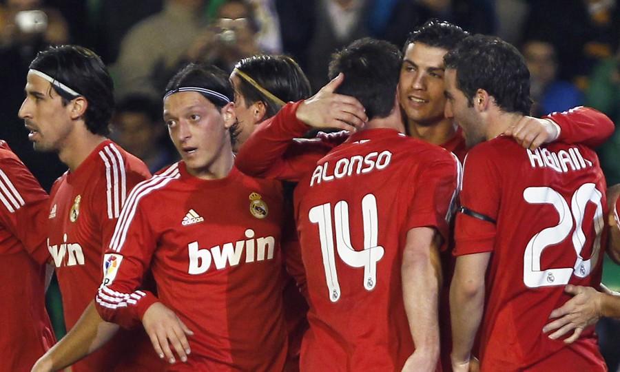 Betis Sevilla - Real Madrid 2-3/ Galacticii, victorie in 13 contra 11