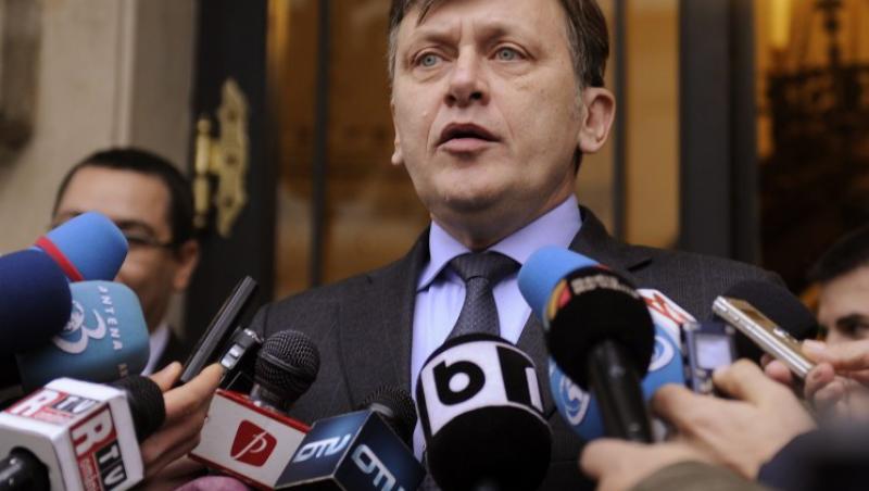 Crin Antonescu: E jenant ca Basescu umbla sa faca guverne, 