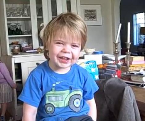 VIDEO! La doar doi ani, un baietel recita din Shakespeare!