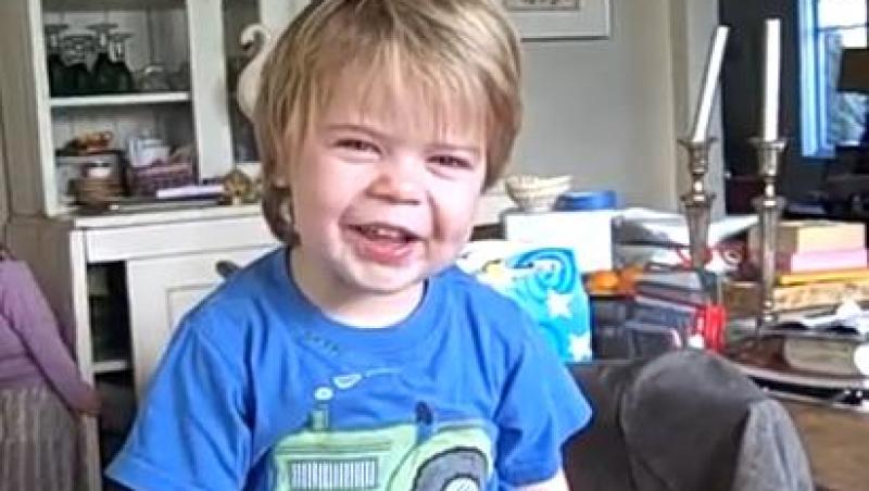 VIDEO! La doar doi ani, un baietel recita din Shakespeare!