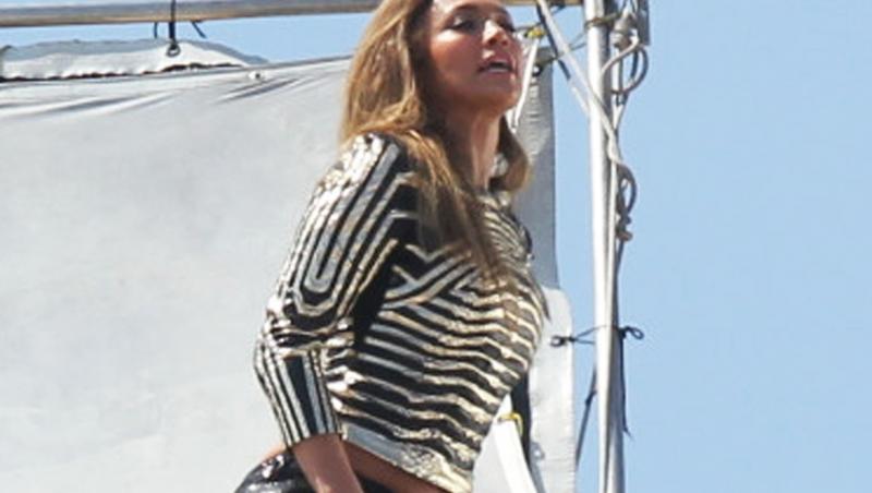 FOTO! Jennifer Lopez a facut burtica