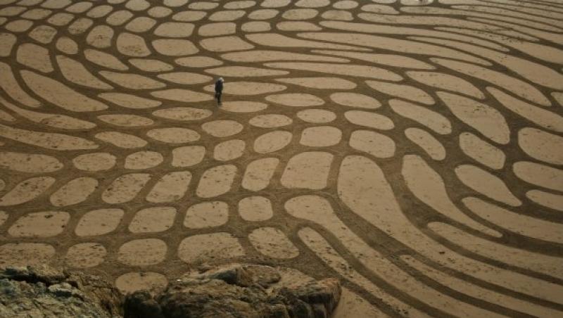FOTO! Un artist foloseste plaja ca panza de pictat!