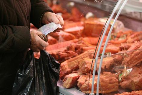 Romanii consuma mai putina paine, dar cheltuie mai mult pe carne