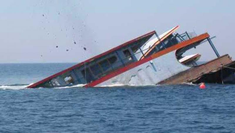 Bangladesh: Cel putin 150 de persoane date disparute dupa naufragiul unui feribot