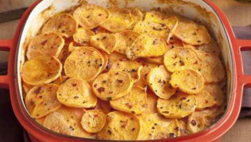 Reteta zilei: Cartofi gratinati la cuptor cu salam uscat si ciuperci