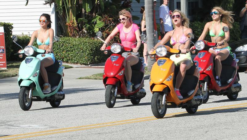 FOTO! Selena Gomez si Vanessa Hudgens, doar in sutien pe scutere