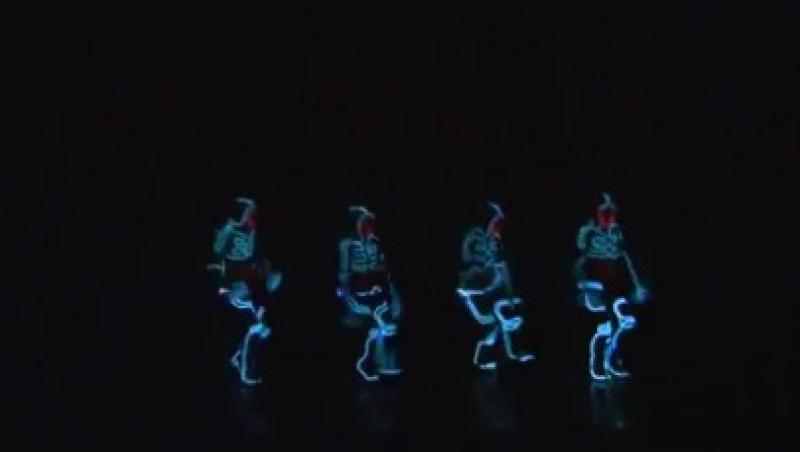 VIDEO! Un grup de tineri a dus dansul la un nou nivel folosind costume luminoase