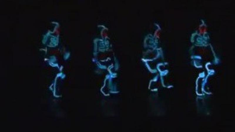 VIDEO! Un grup de tineri a dus dansul la un nou nivel folosind costume luminoase