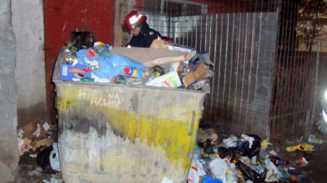 Craiova: Un bebelus a fost gasit mort intr-o ghena de gunoi