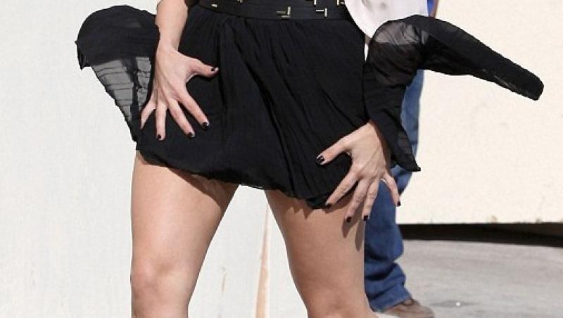 FOTO! Kim Kardashian, cu fusta ridicata in mijlocul strazii