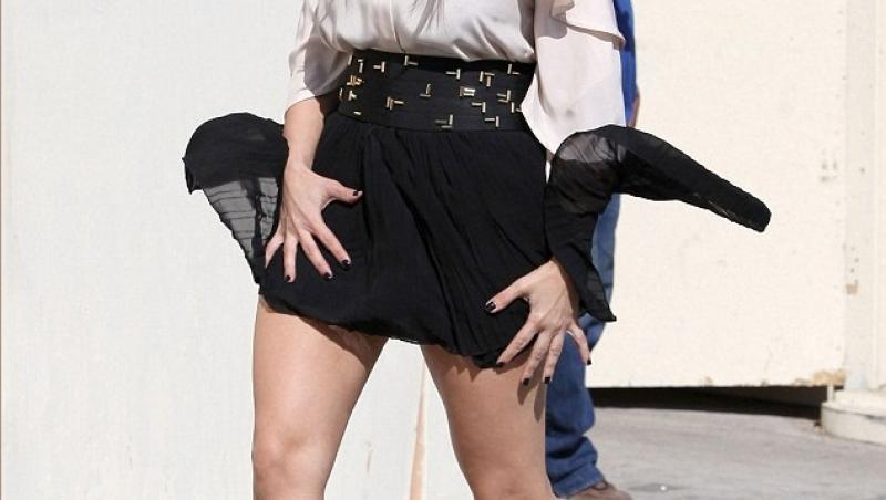 FOTO! Kim Kardashian, cu fusta ridicata in mijlocul strazii