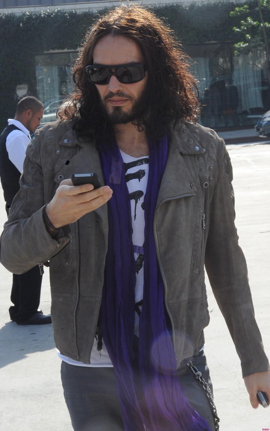 Russell Brand, in puscarie! Afla motivul!