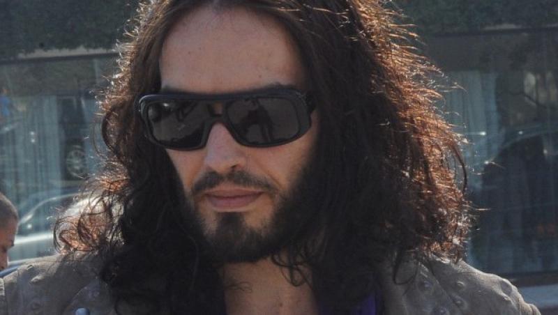 Russell Brand, in puscarie! Afla motivul!