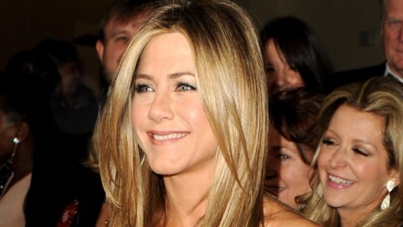Jennifer Aniston plateste o mica avere pentru tratamentul facial