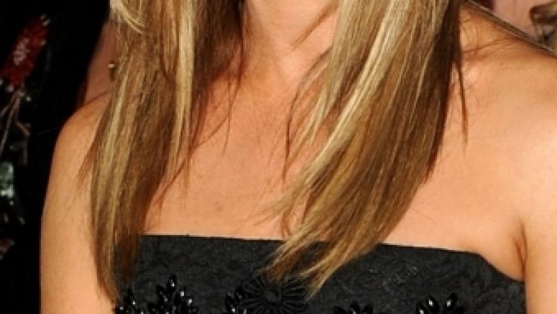 Jennifer Aniston plateste o mica avere pentru tratamentul facial