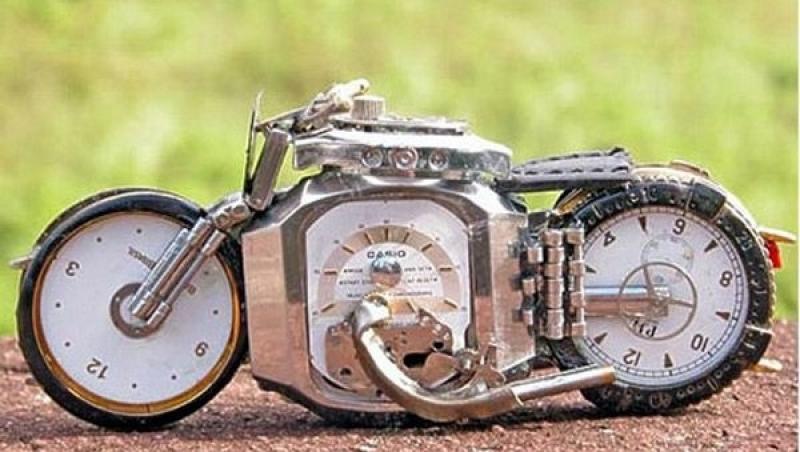FOTO! Vezi cum arata motocicletele fabricate din piese de ceasuri!