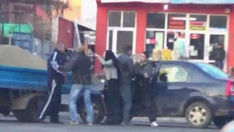 VIDEO! Capitala: Doi soferi s-au luat la bataie din cauza unei masini parcate neregulamentare