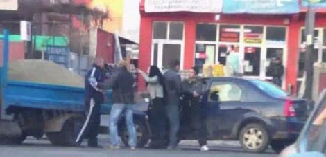 VIDEO! Capitala: Doi soferi s-au luat la bataie din cauza unei masini parcate neregulamentare