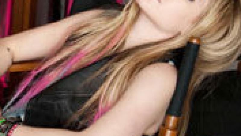 FOTO! Avril Lavigne inca pozeaza ca o pustoaica