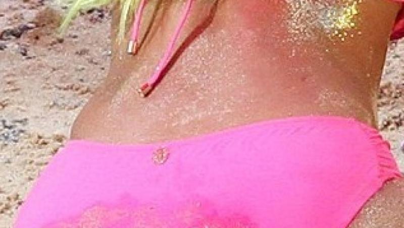 FOTO! Nicki Minaj, intr-un costum de baie roz!