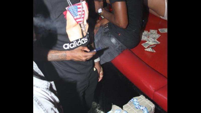 FOTO! A plouat cu bani! Un rapper american a lasat o avere intr-un club de striptease!