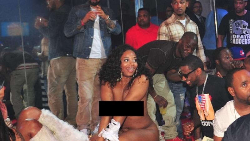 FOTO! A plouat cu bani! Un rapper american a lasat o avere intr-un club de striptease!