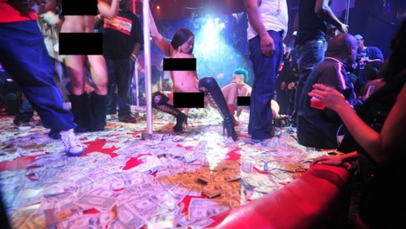 FOTO! A plouat cu bani! Un rapper american a lasat o avere intr-un club de striptease!