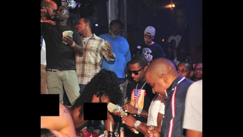 FOTO! A plouat cu bani! Un rapper american a lasat o avere intr-un club de striptease!