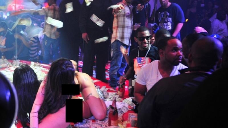 FOTO! A plouat cu bani! Un rapper american a lasat o avere intr-un club de striptease!