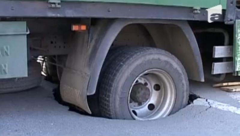 VIDEO! Camion inghitit de asfalt in centrul Craiovei