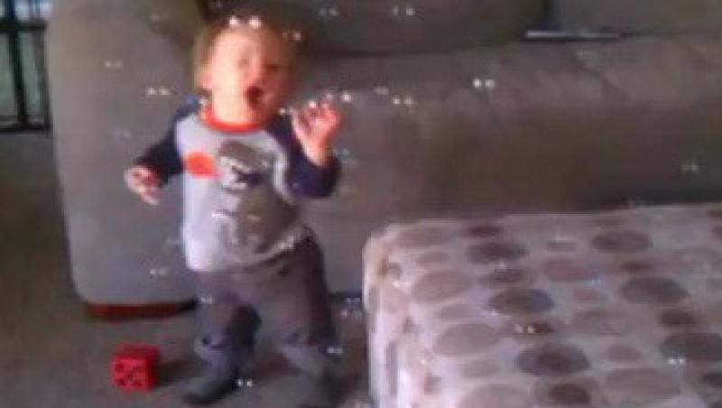 VIDEO! Cum reactioneaza un baietel cand vede prima data baloane de sapun