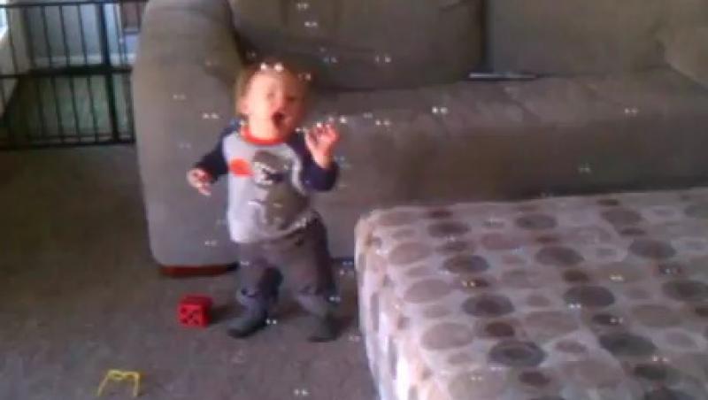 VIDEO! Cum reactioneaza un baietel cand vede prima data baloane de sapun