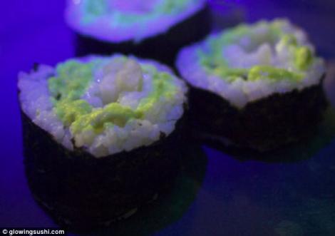 VIDEO! Vezi cum se prepara sushi-ul fosforescent!
