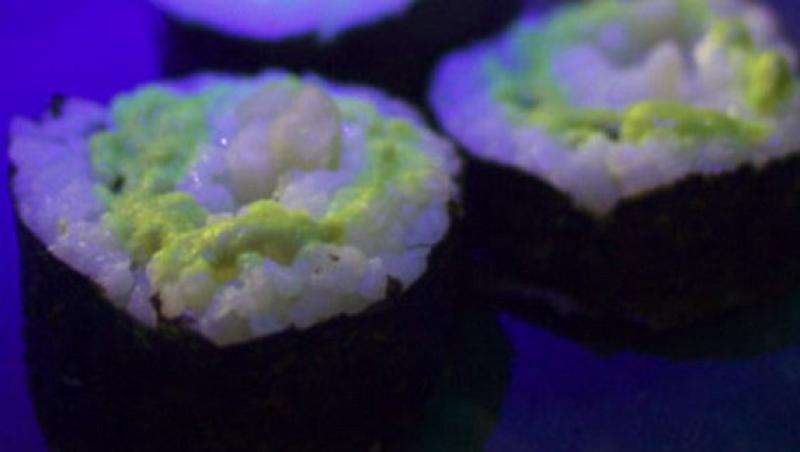 VIDEO! Vezi cum se prepara sushi-ul fosforescent!