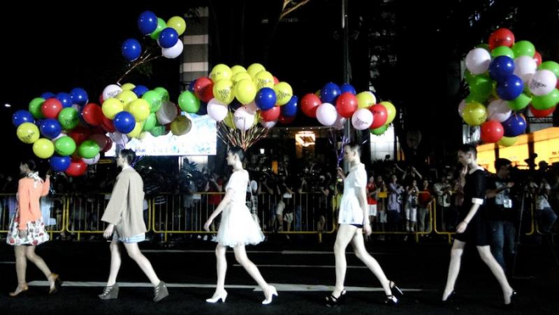 VIDEO! Singapore: Prezentare de moda inedita in mijlocul strazii