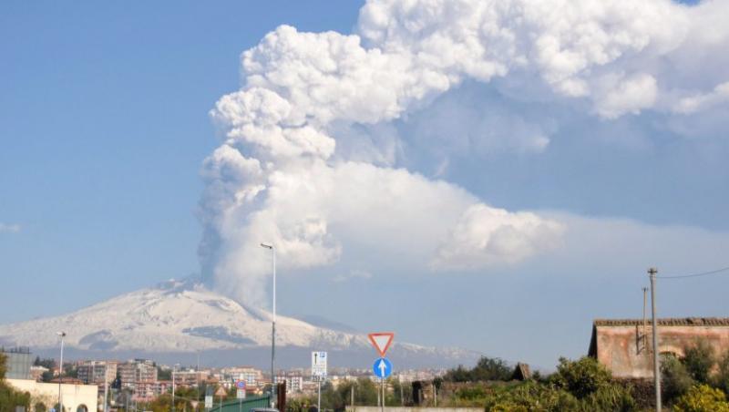 VIDEO! Etna erupe pentru a patra oara: Fumul a acoperit Sicilia