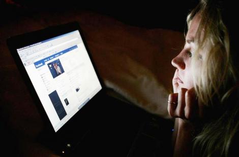 Studiu: Facebook ii determina pe tineri sa devina mai narcisisti