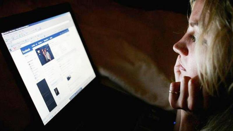 Studiu: Facebook ii determina pe tineri sa devina mai narcisisti