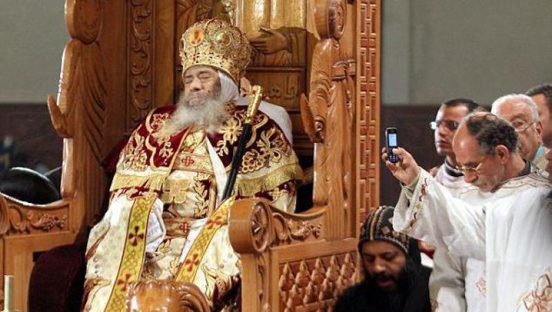 FOTO SOC! Cadavrul Patriarhului Shenouda III, asezat in tron