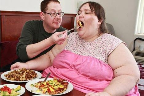 Lacomie: cea mai grasa femeie s-a casatorit cu un bucatar!