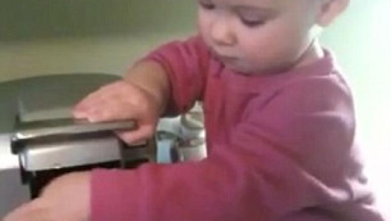VIDEO! Vezi cum ii prepara un bebelus cafeaua mamei sale!